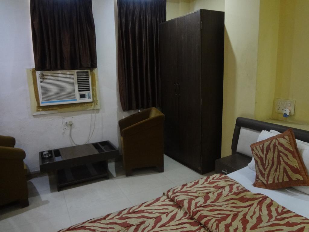 Super Delux- Gallary